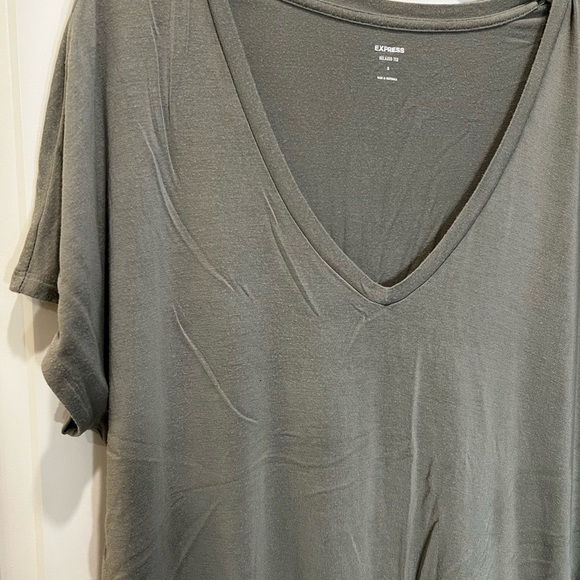 Express Grey Relaxed Short Sleeve V-Neck Tee Size Small - Picture 8 of 10